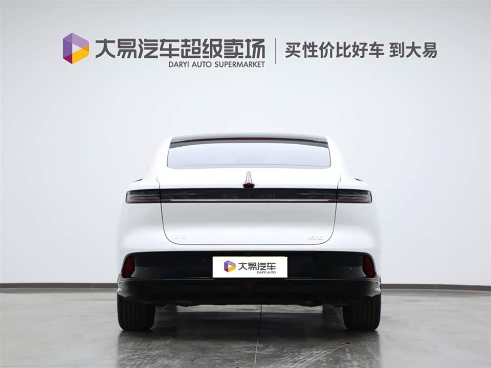 VOYAH Lantu chasing light