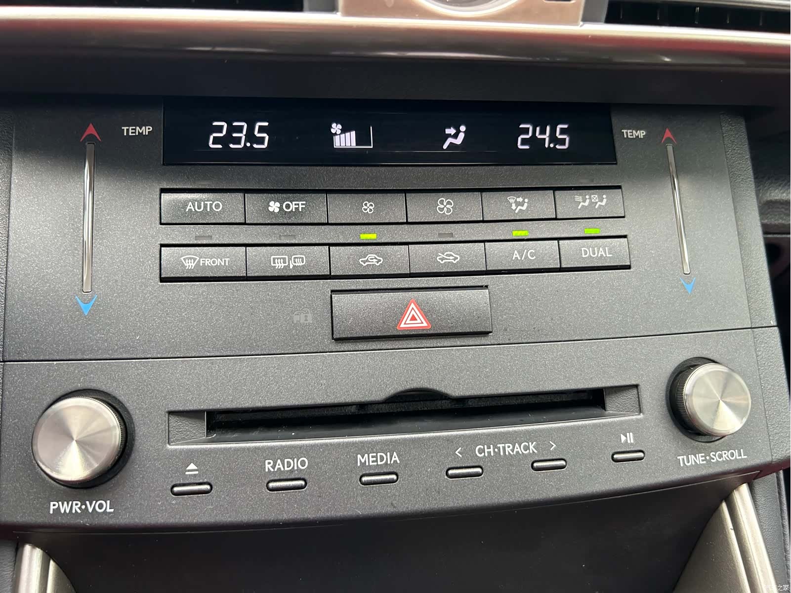 Lexus IS, 2016 25