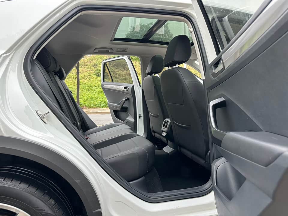 Volkswagen T-ROC exploring Songs