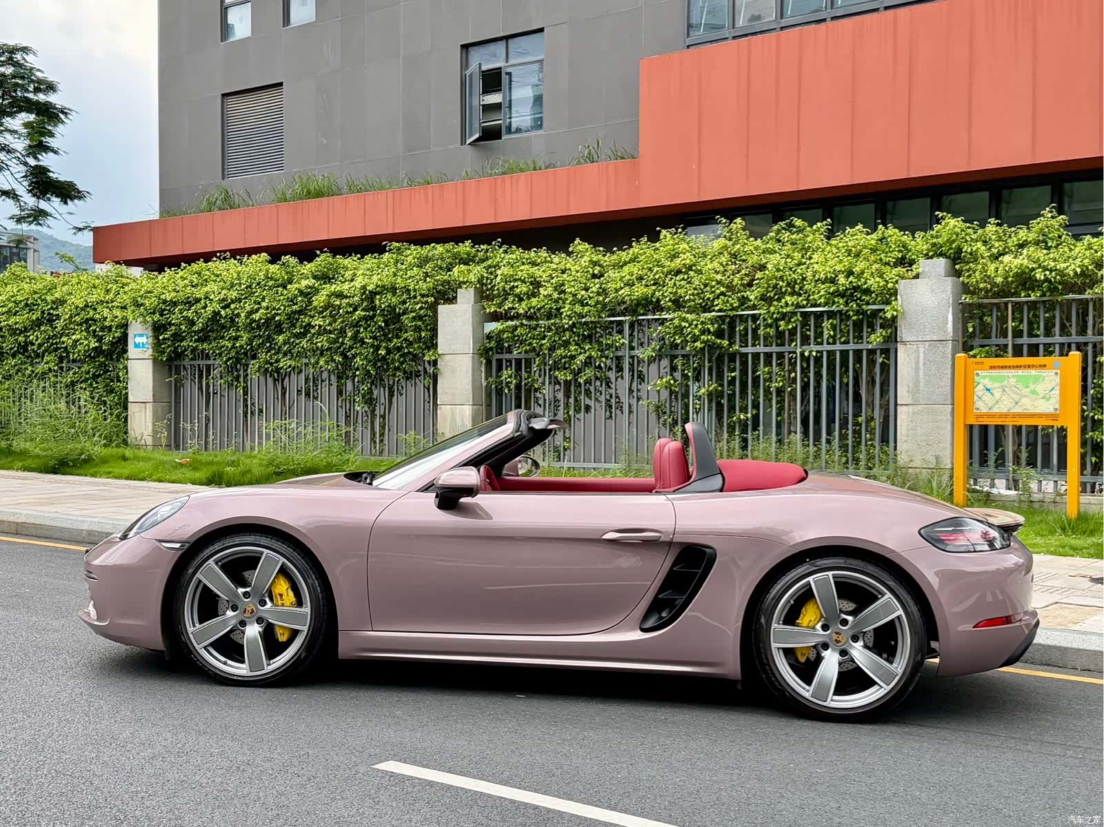 Porsche Boxster, 2022 все фото