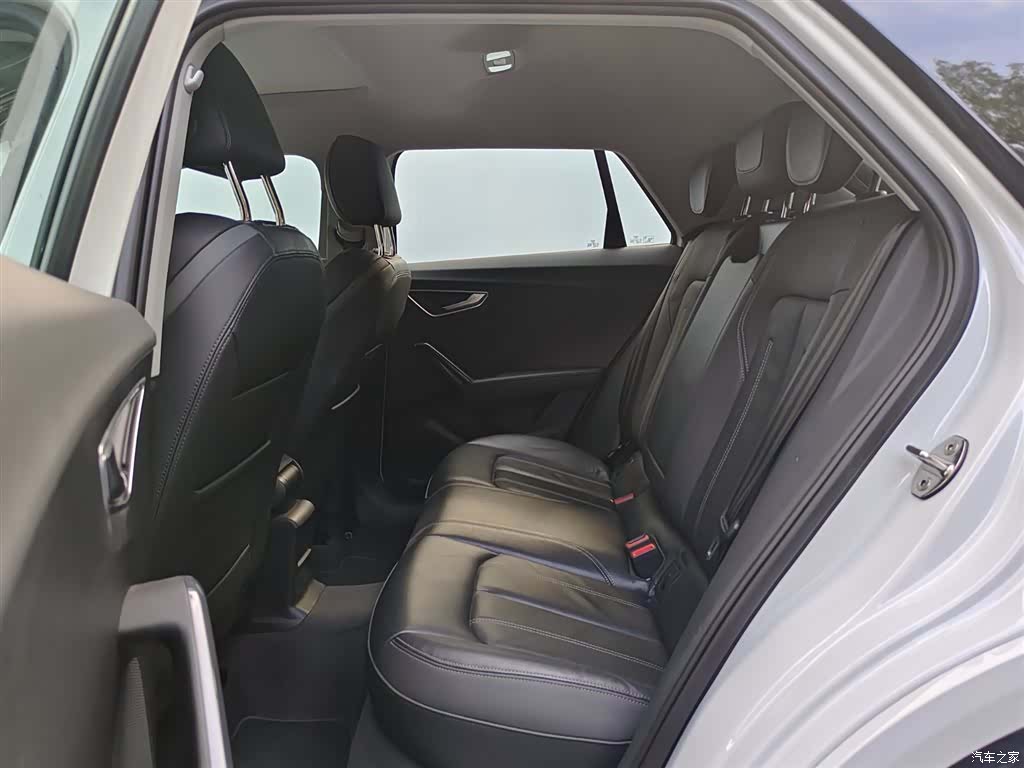Audi Q2L, 2023 10