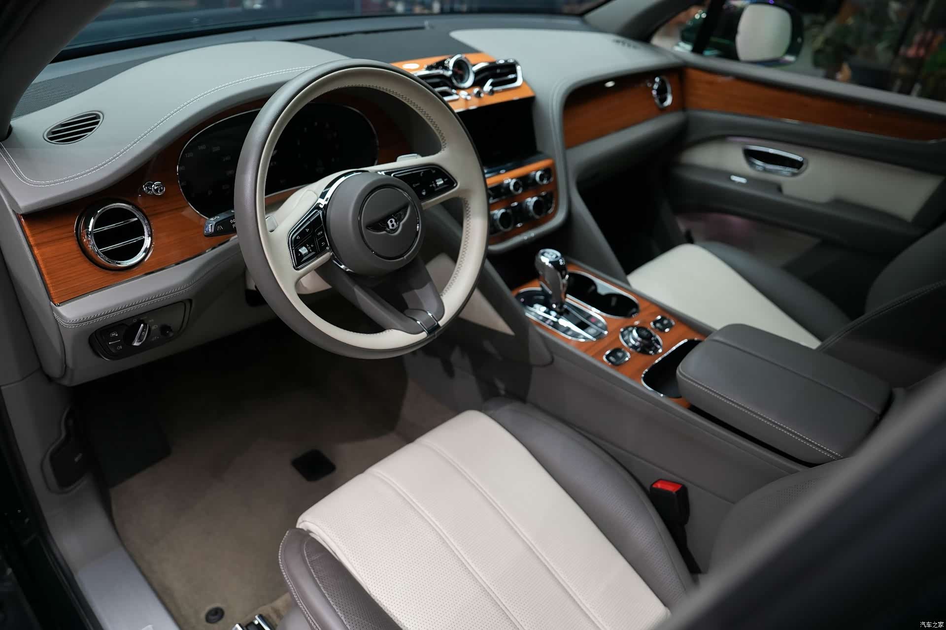 Bentley Bentayga, 2021 35