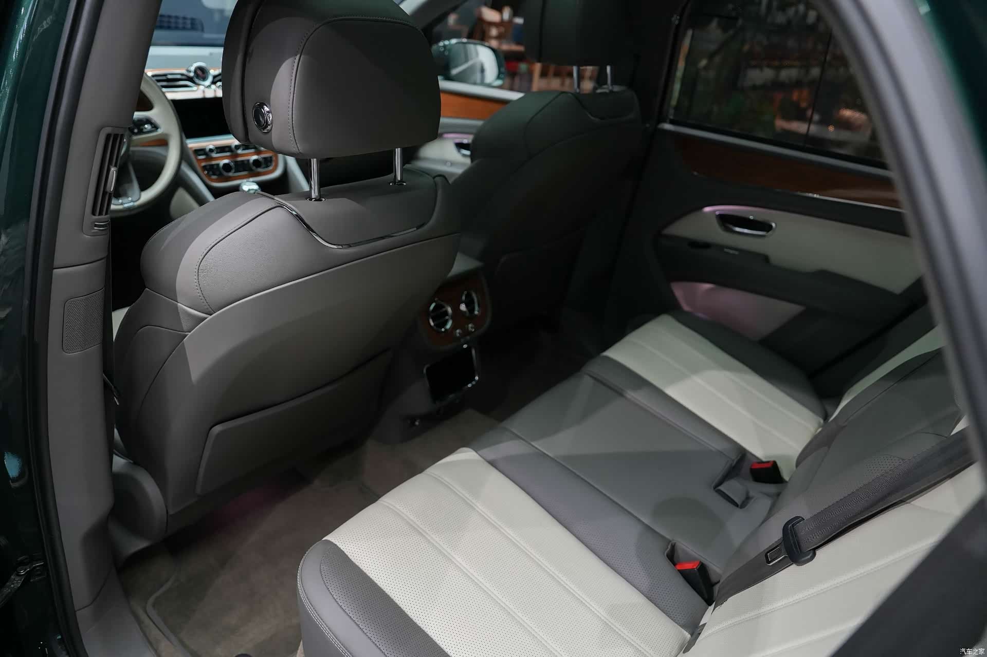 Bentley Bentayga, 2021 24