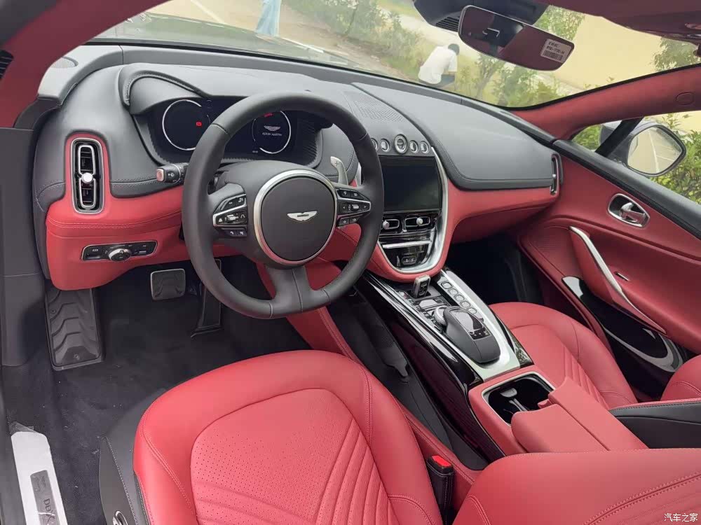 Aston Martin DBX, 2025 4
