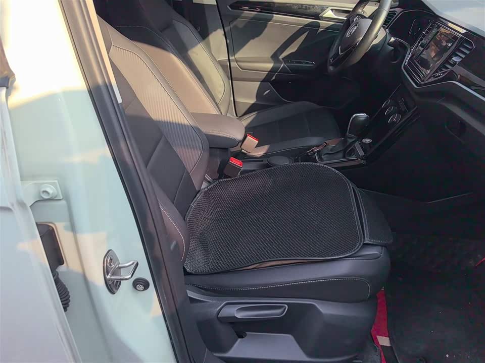 Volkswagen T-ROC exploring Songs