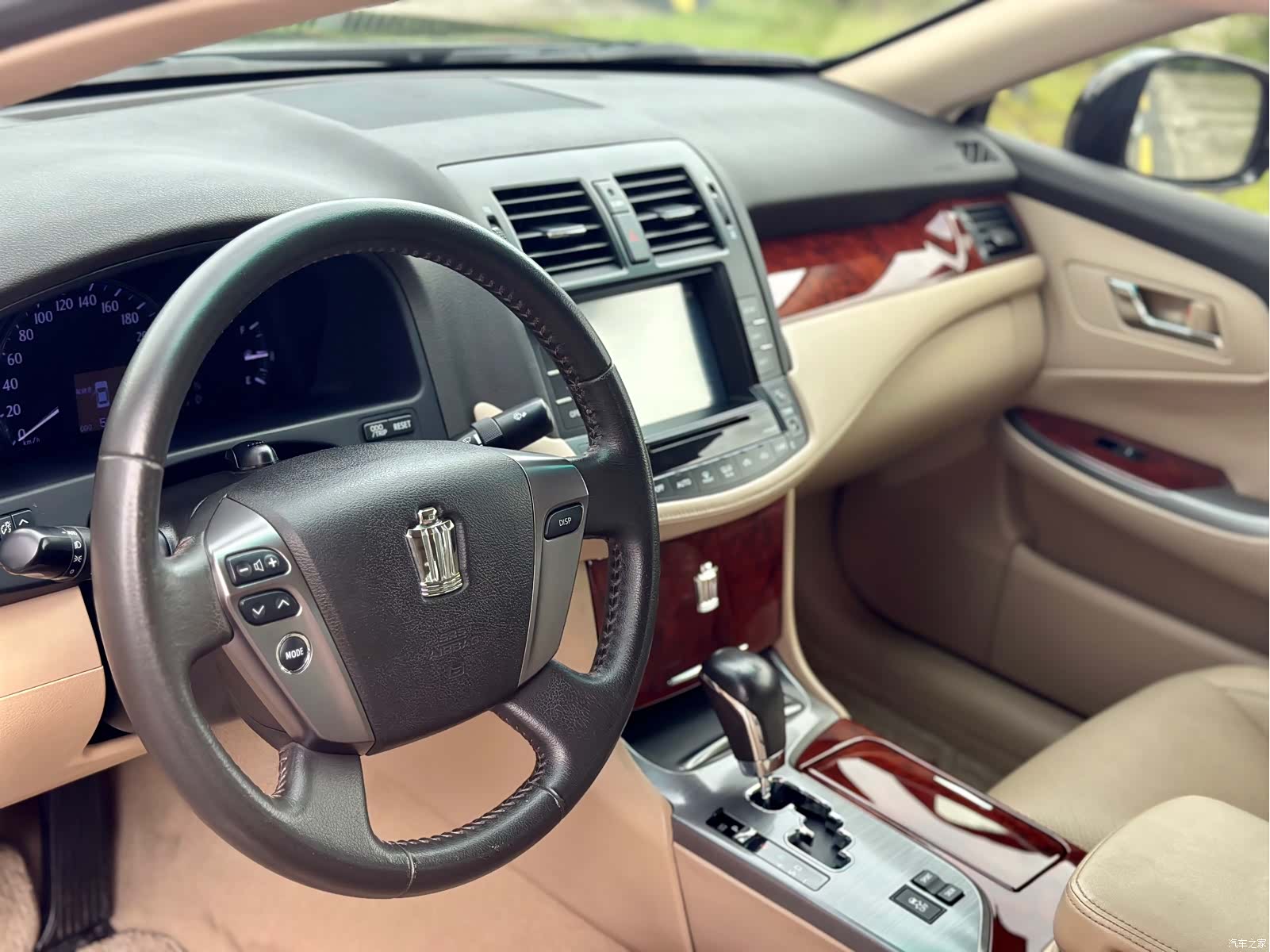 Toyota Crown, 2015 4