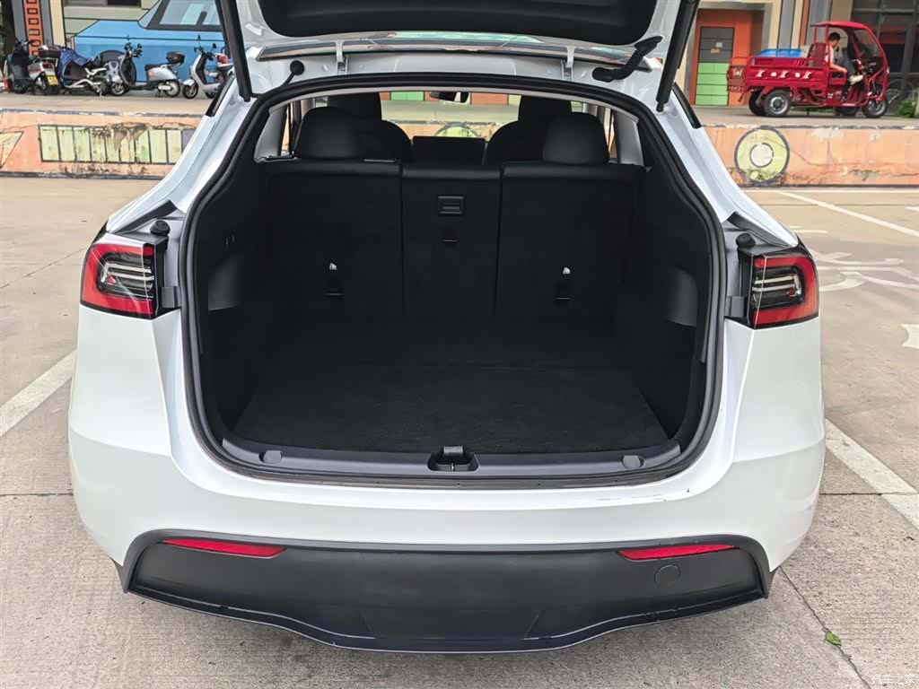 Tesla Model Y, 2025 18