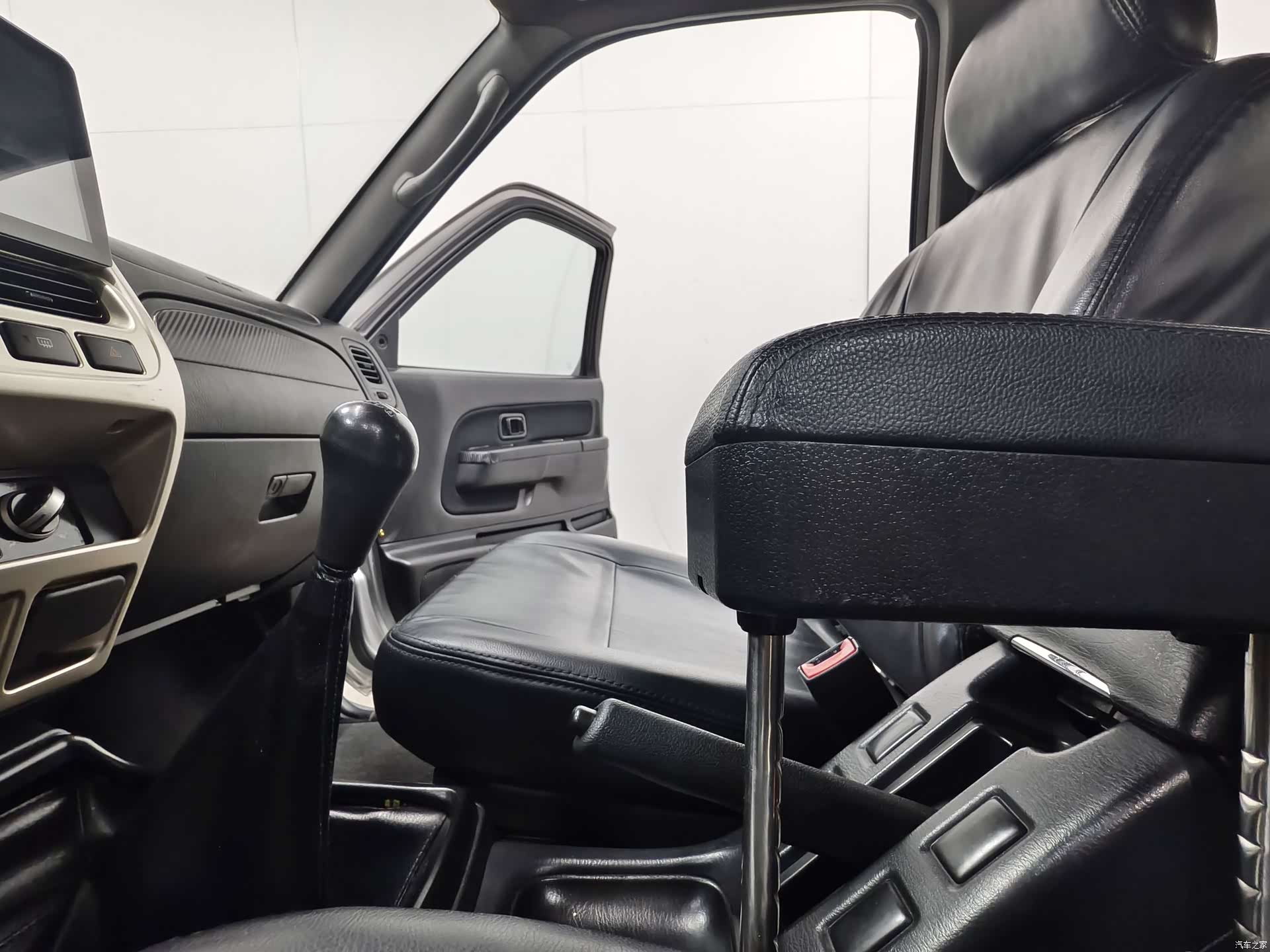 Nissan Paladin, 2012 11
