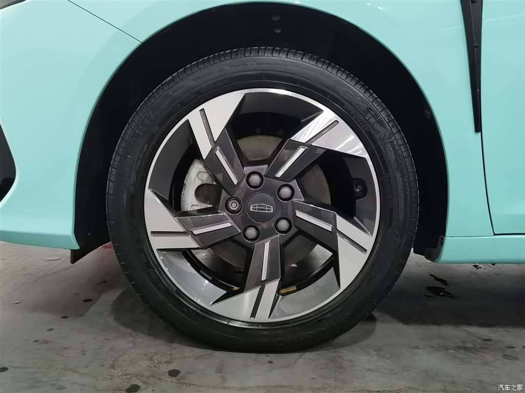 Geely Emgrand, 2023 17