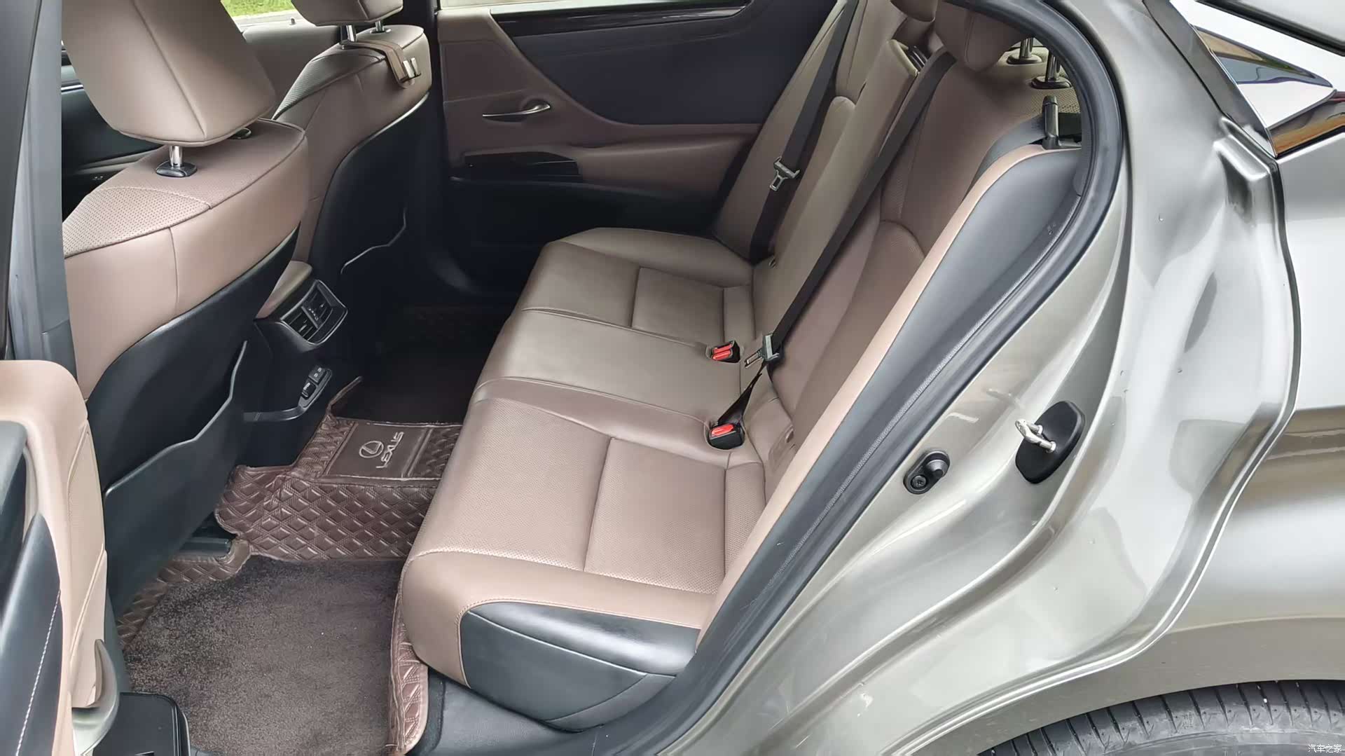 Lexus ES, 2022 14