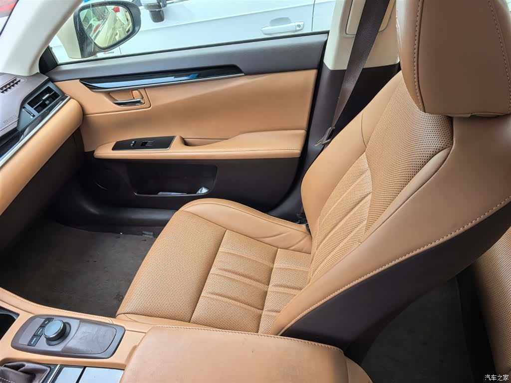 Lexus ES, 2016 10