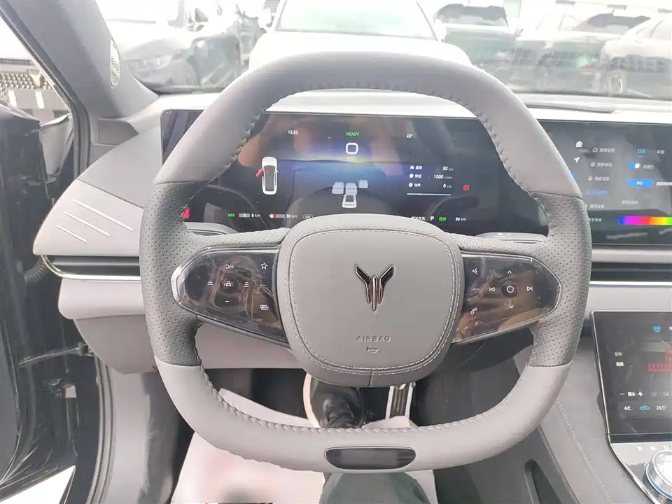 VOYAH Lantu chasing light