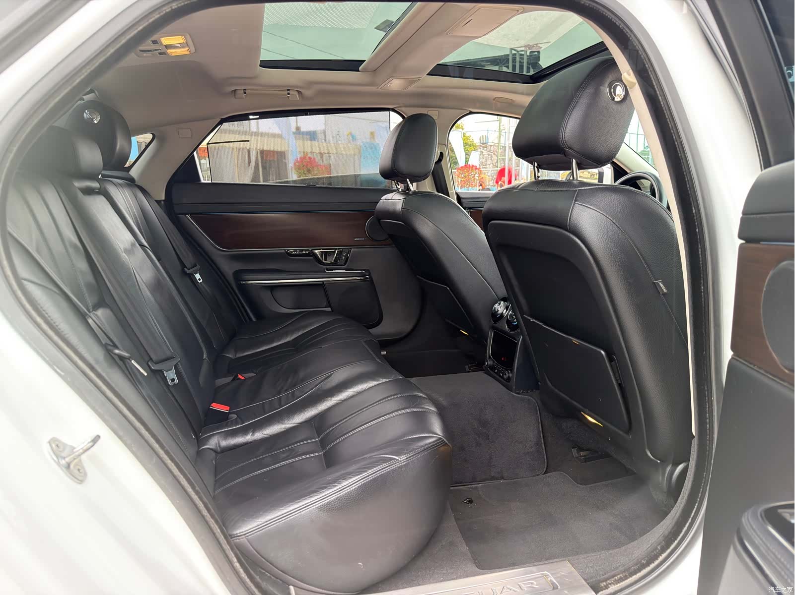 Jaguar XJ, 2015 11