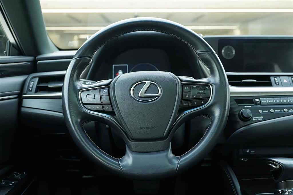 Lexus ES, 2019 18