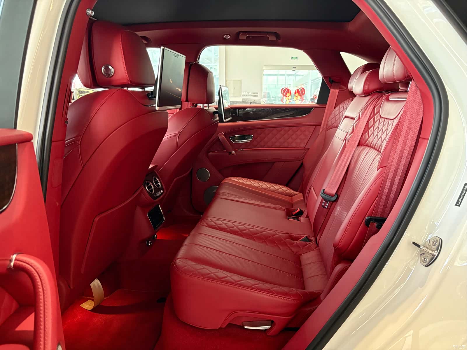 Bentley Bentayga, 2018 10