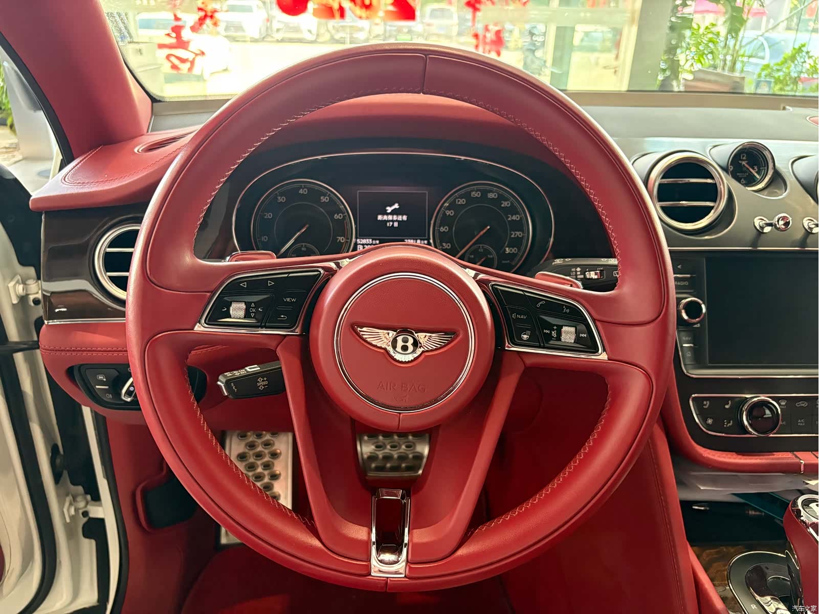 Bentley Bentayga, 2018 21