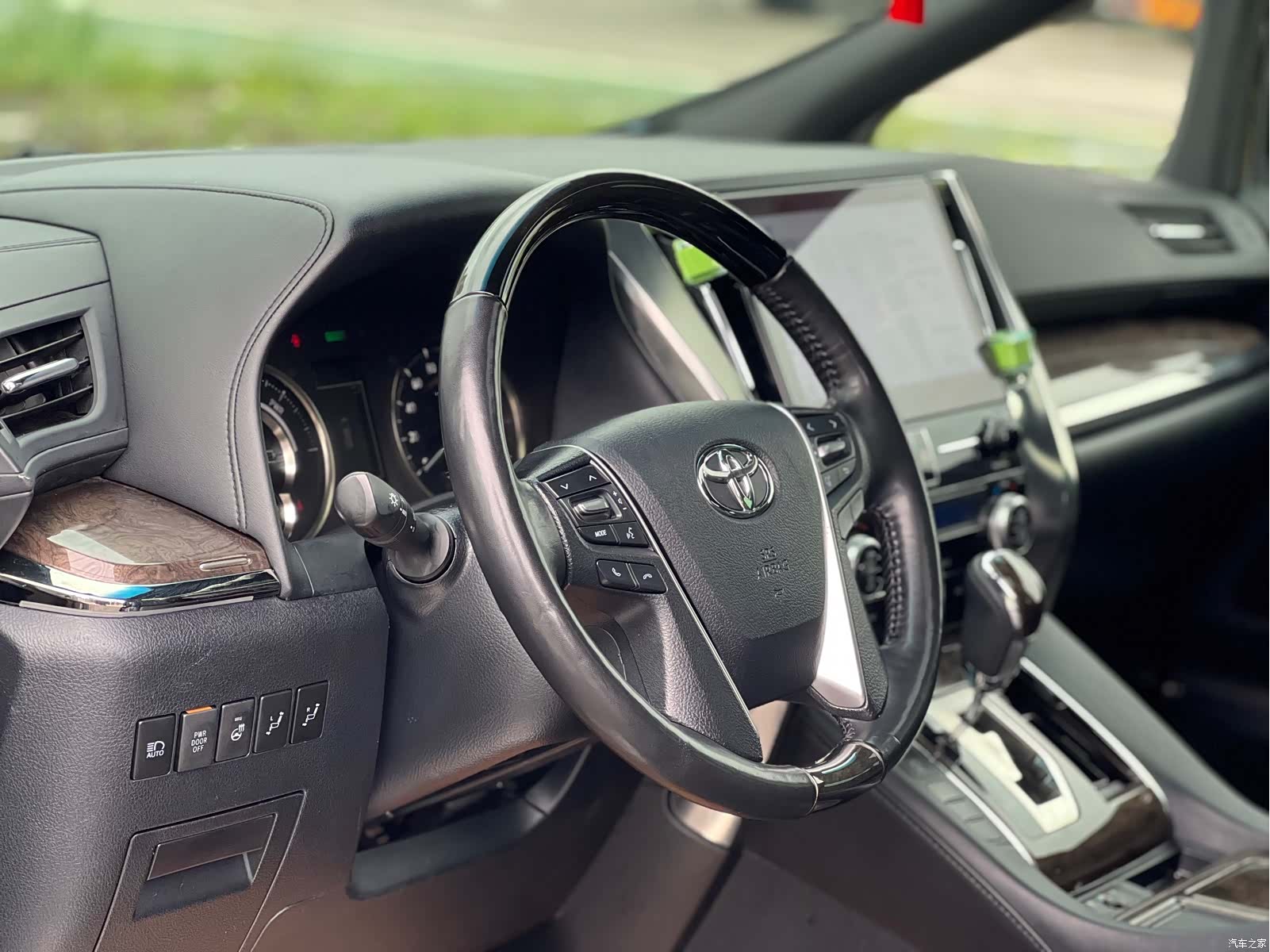 Toyota Alphard, 2022 все фото