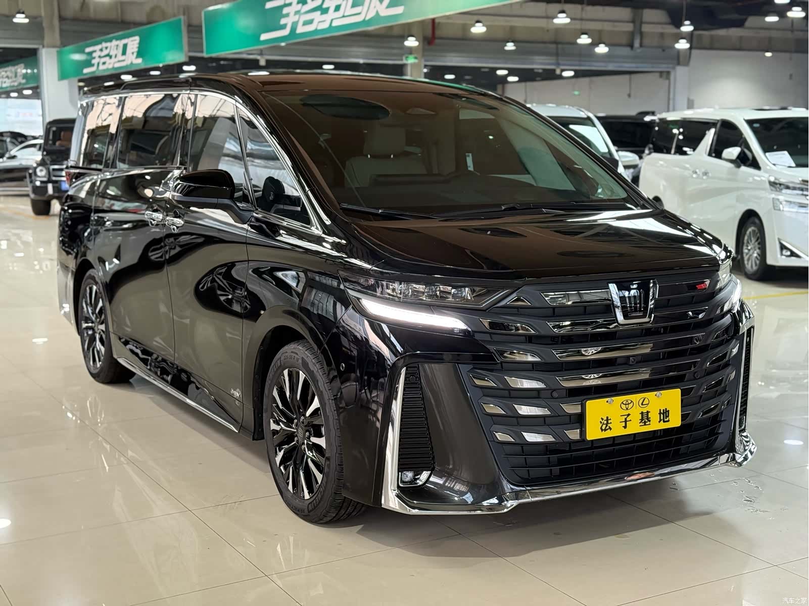 Toyota Vellfire, 2024 3
