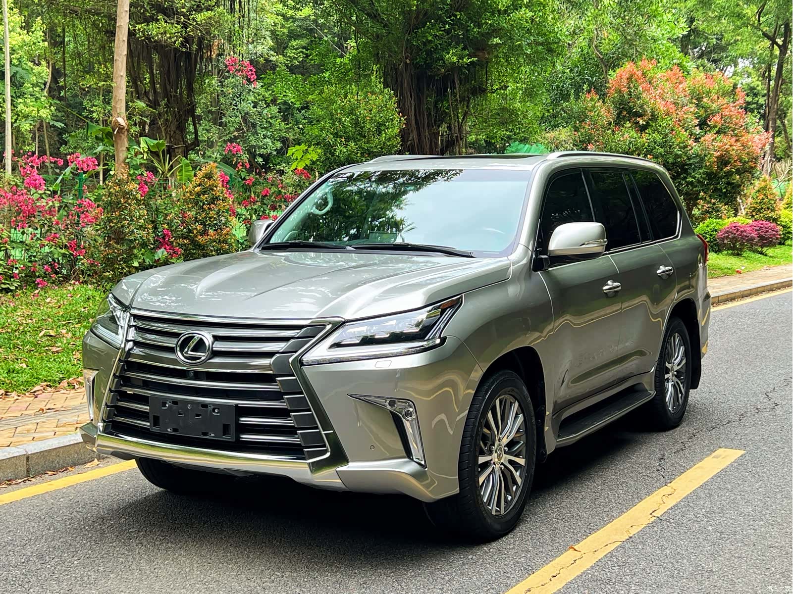 Lexus LX, 2017 1