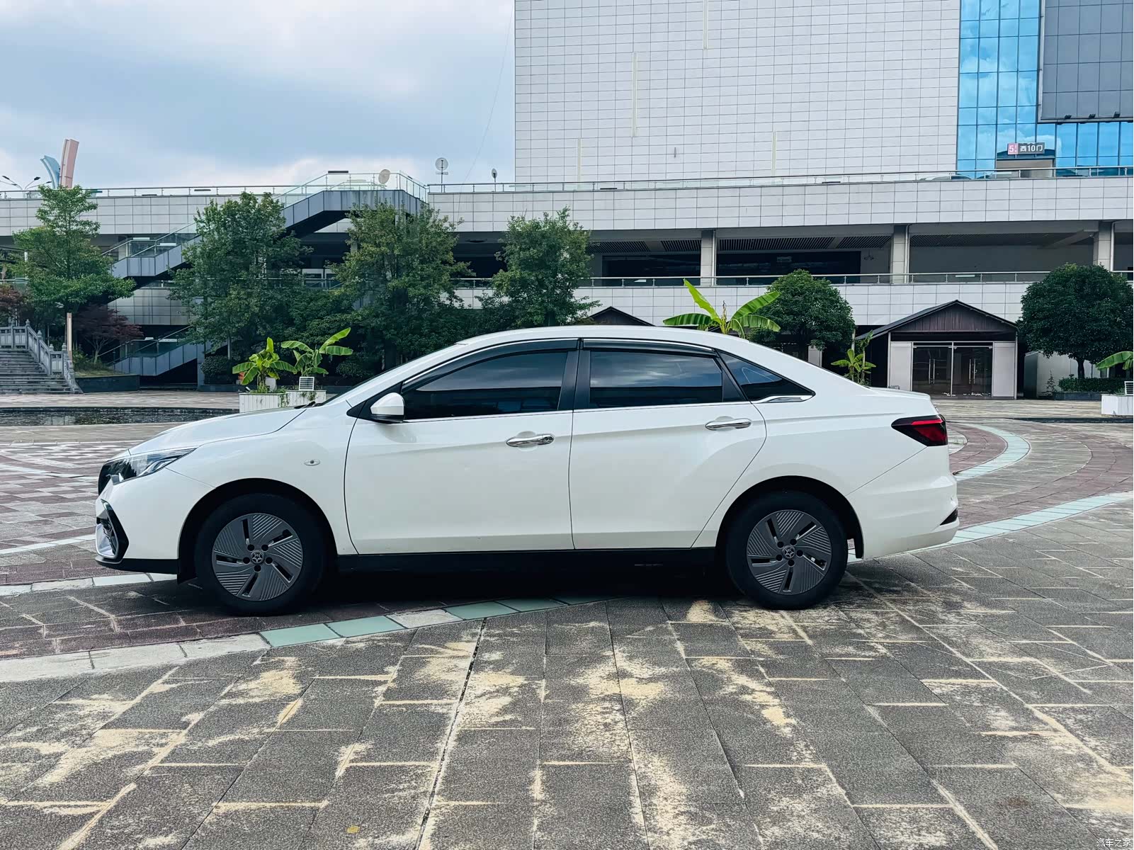 Nissan D60EV, 2023 все фото