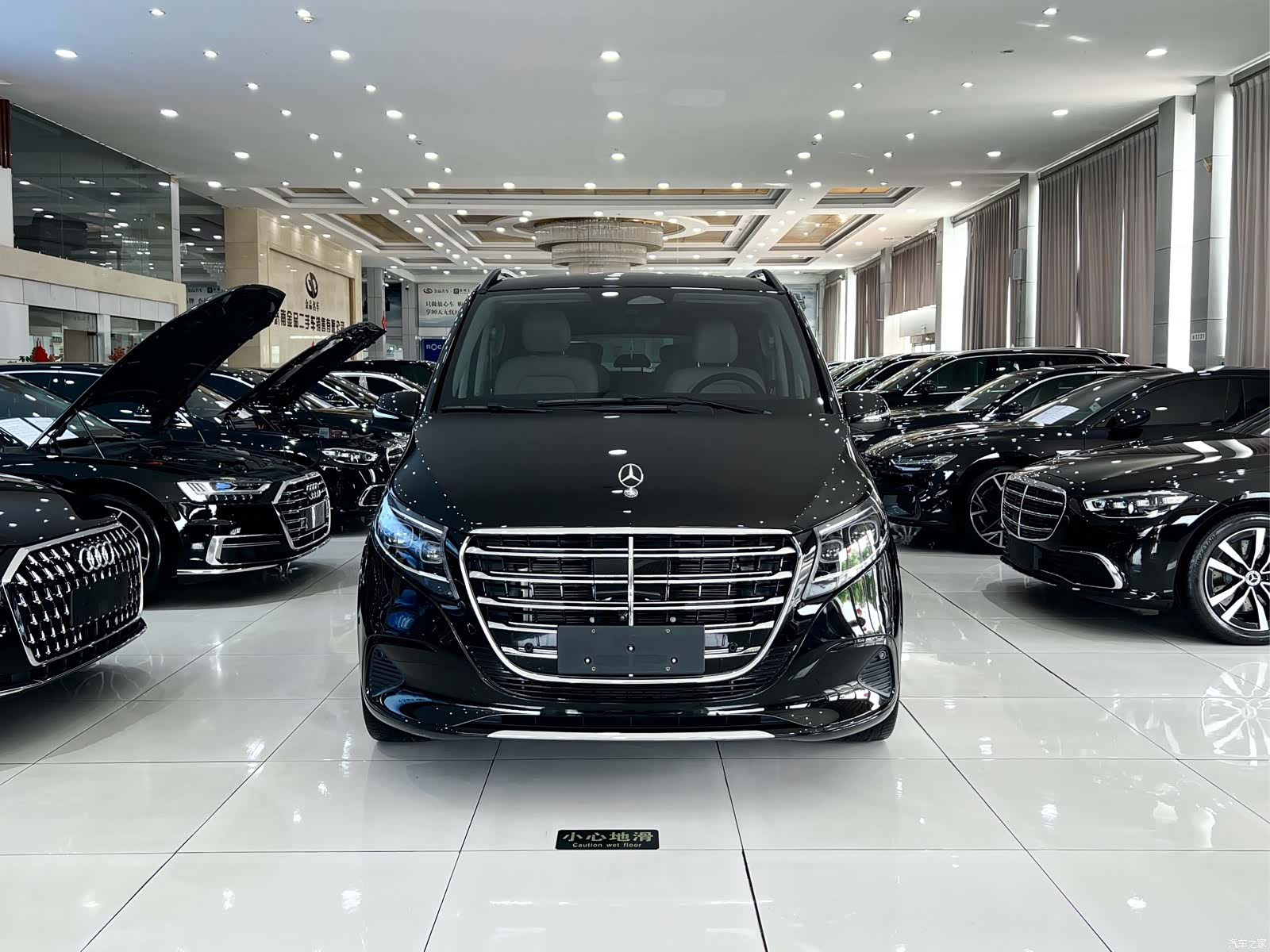 Mercedes-Benz V-Class, 2025 3