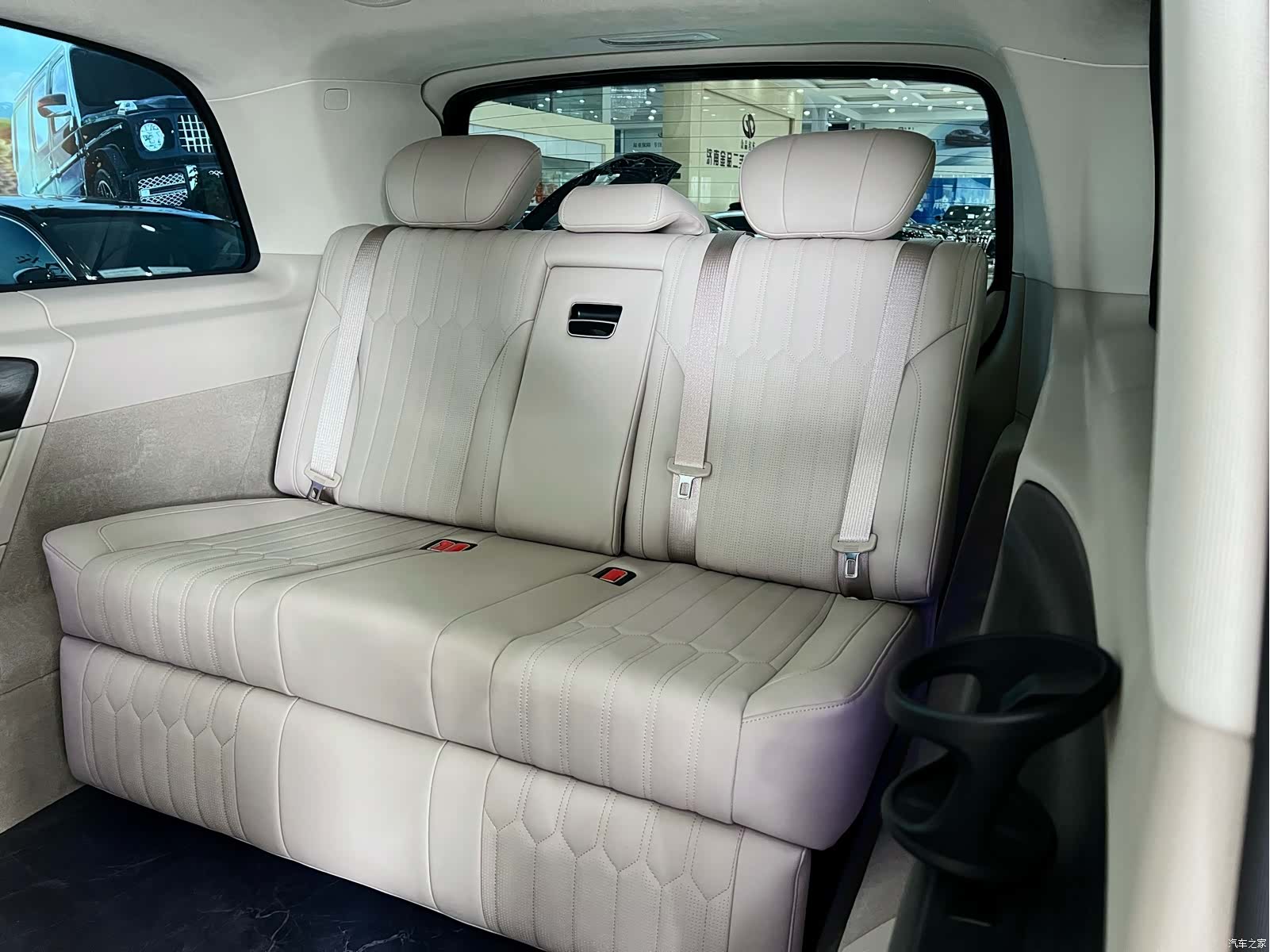 Mercedes-Benz V-Class, 2025 11