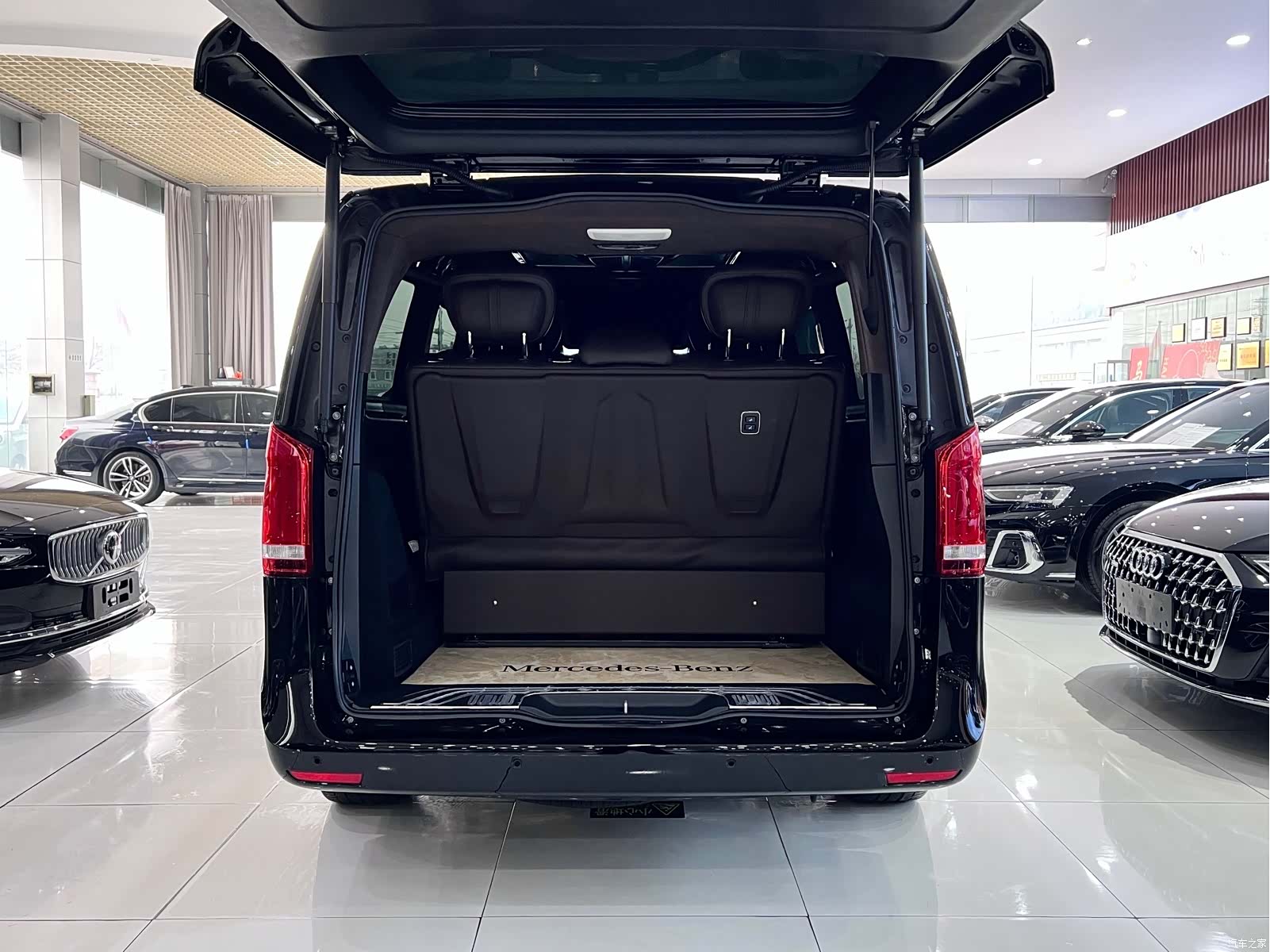 Mercedes-Benz V-Class, 2024 28