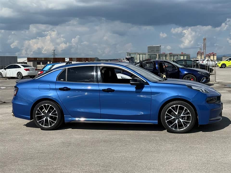 Lynk & Co 03
