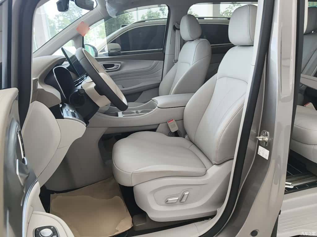 Roewe iMAX8, 2025 15