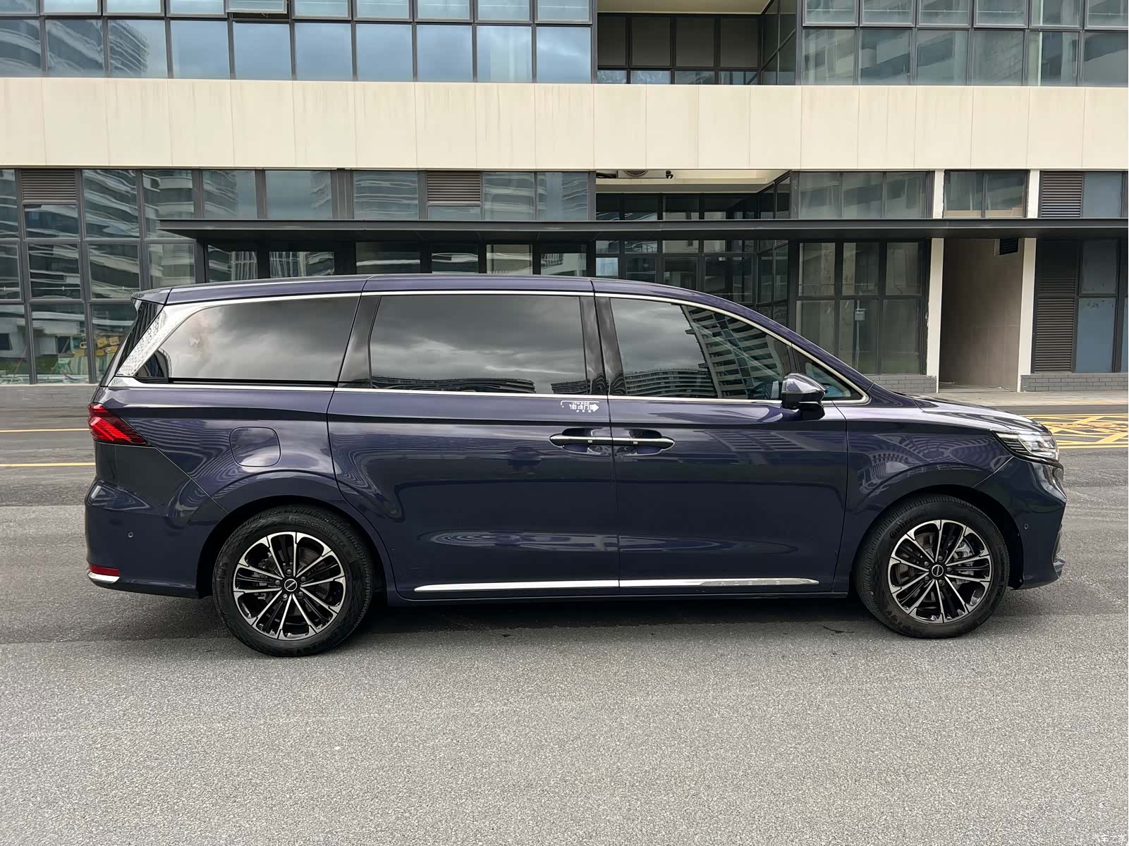 Roewe iMAX8, 2021 7