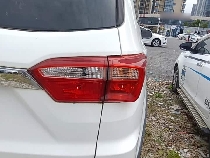 BAIC Huansu S3 2016 S3 L 1.5L МКПП Премиум