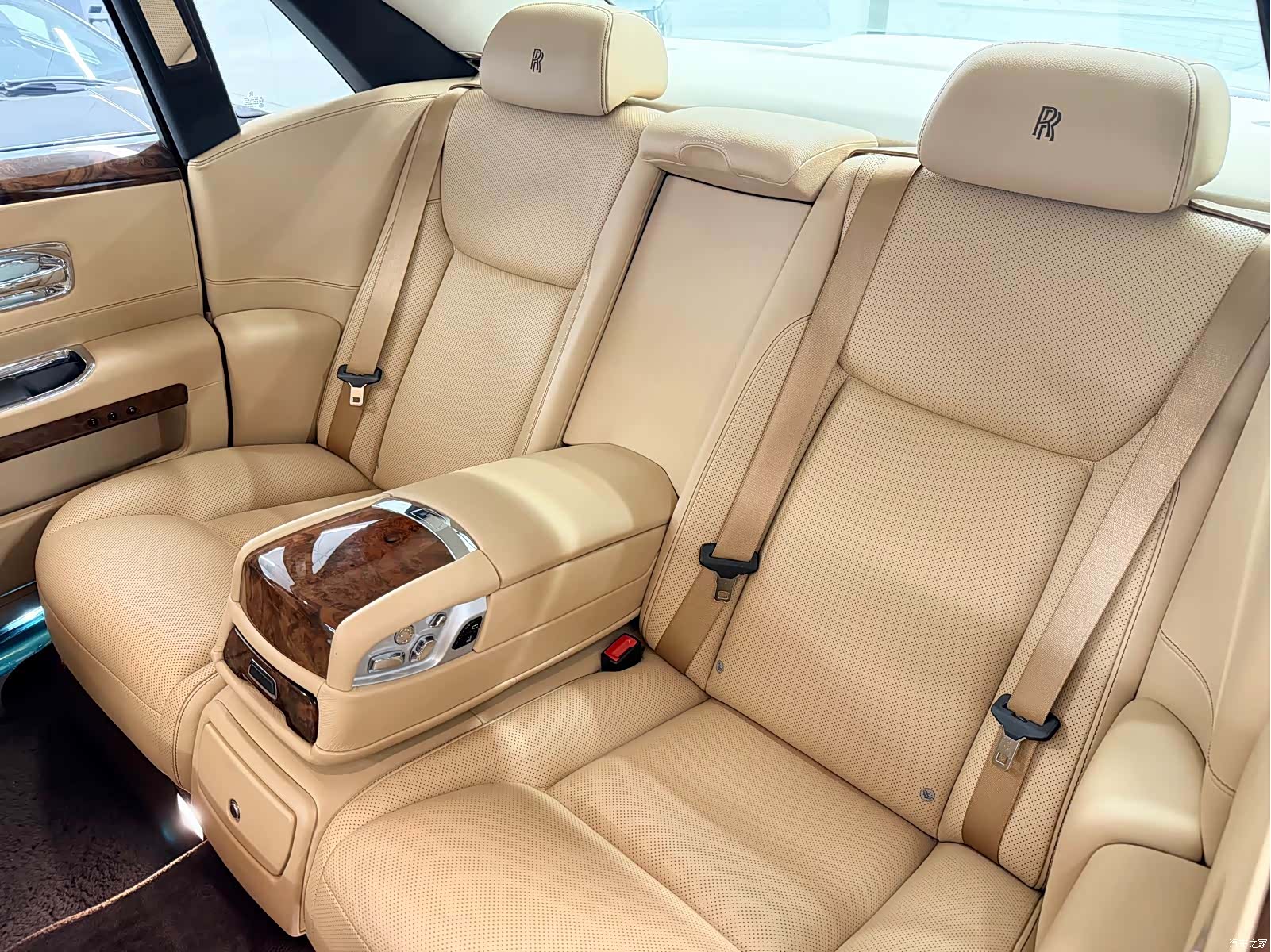 Rolls-Royce Ghost, 2016 10