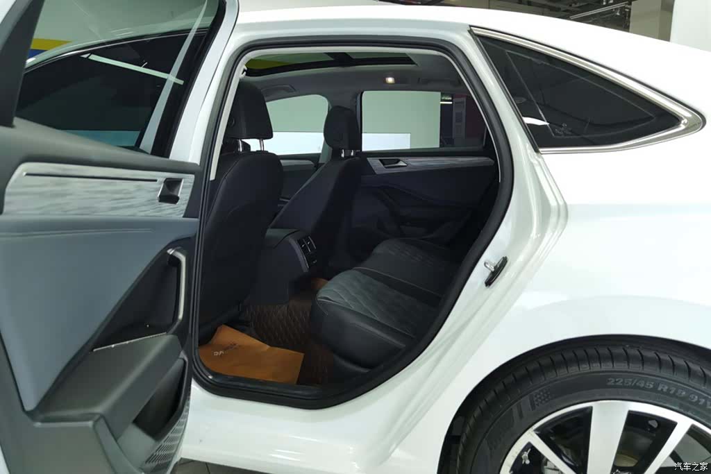 Volkswagen Sagitar, 2023 11