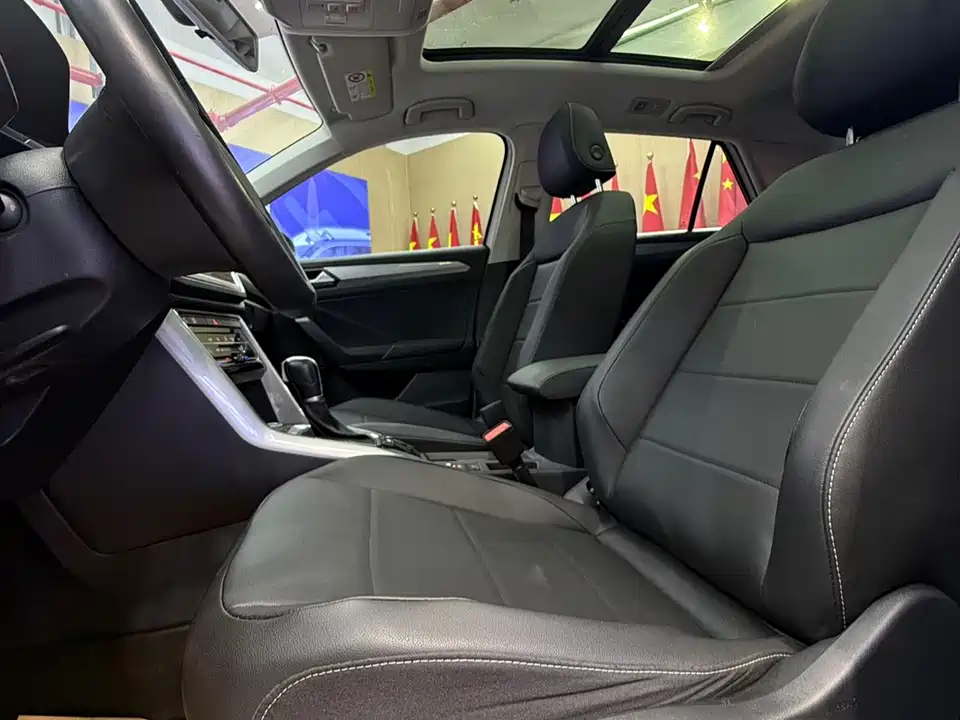 Volkswagen T-ROC exploring Songs