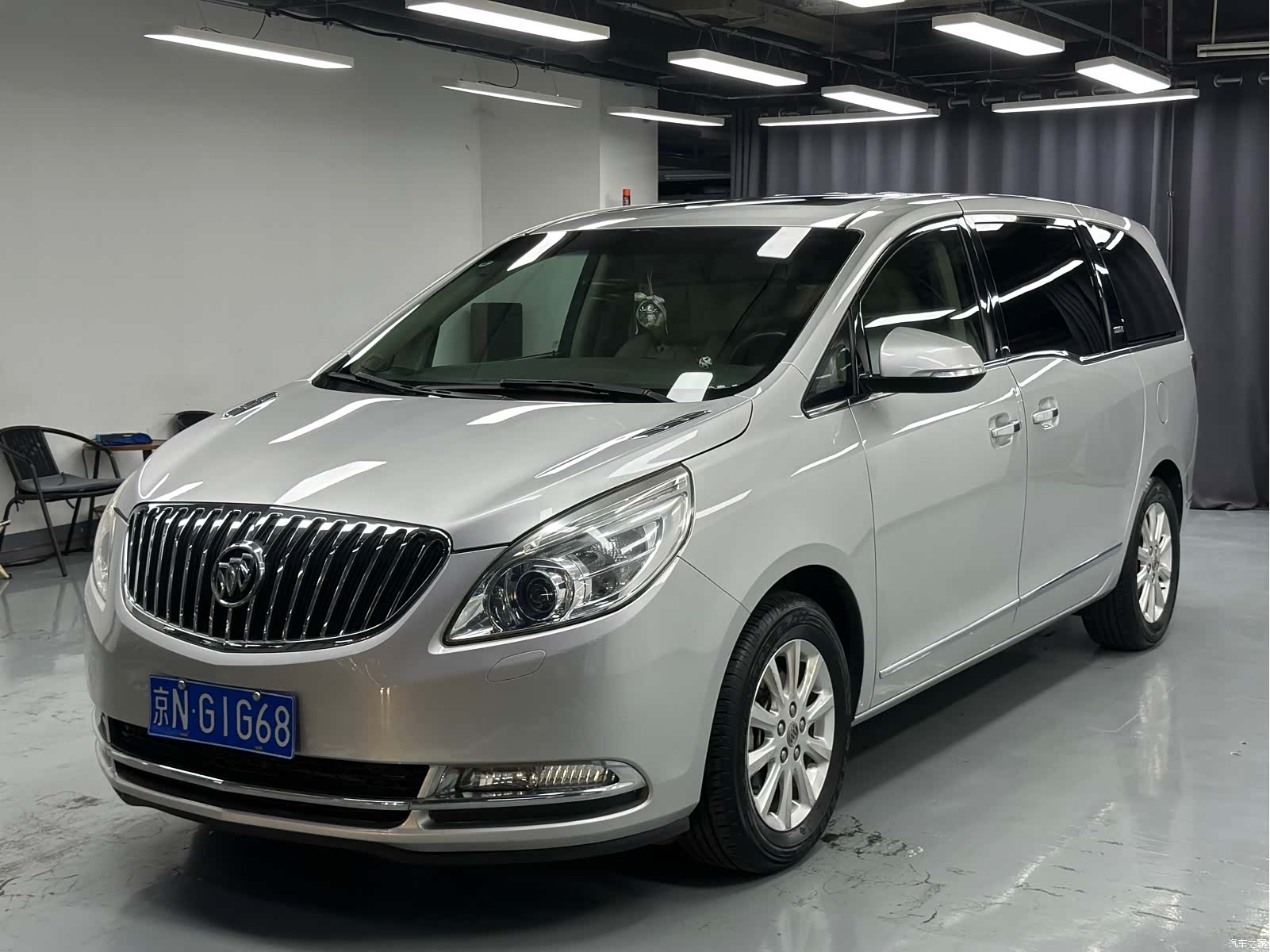 Buick GL8, 2011 1