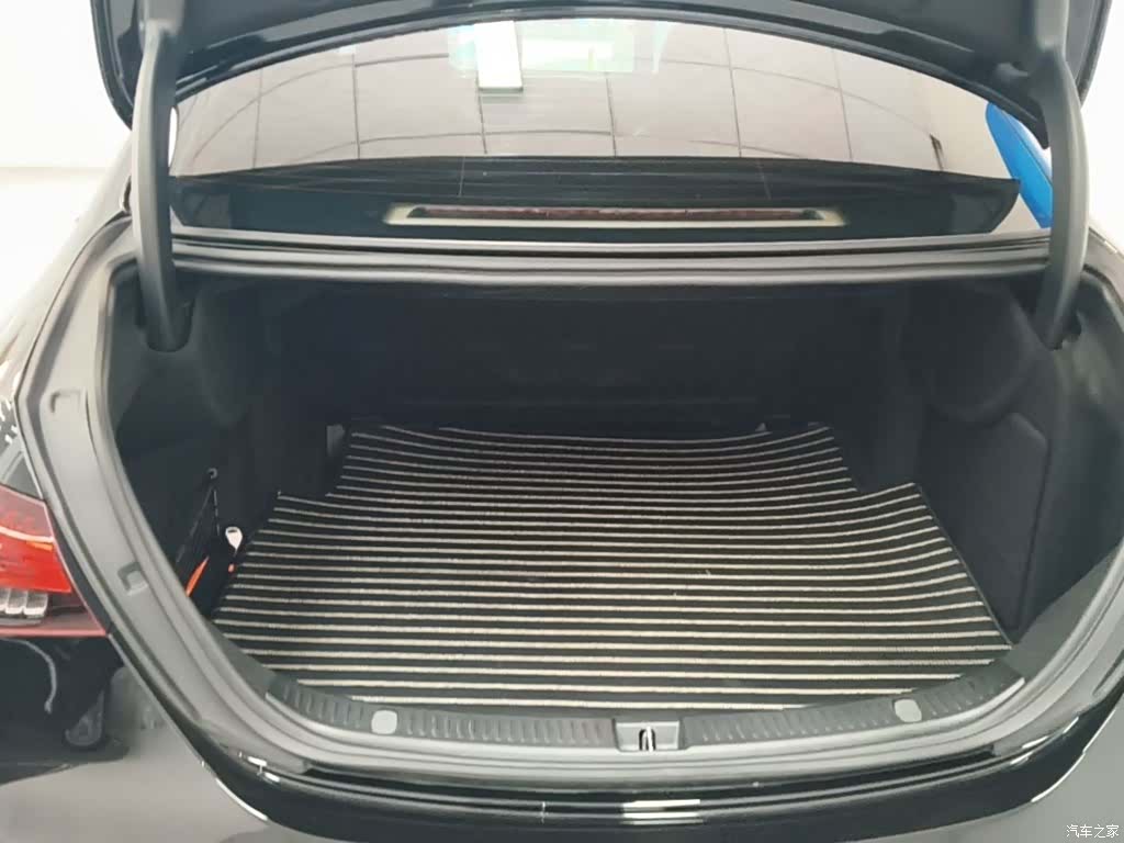 Mercedes-Benz E-Class, 2022 19