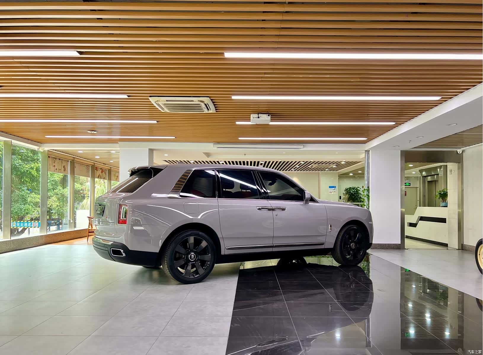 Rolls-Royce Cullinan, 2023 3