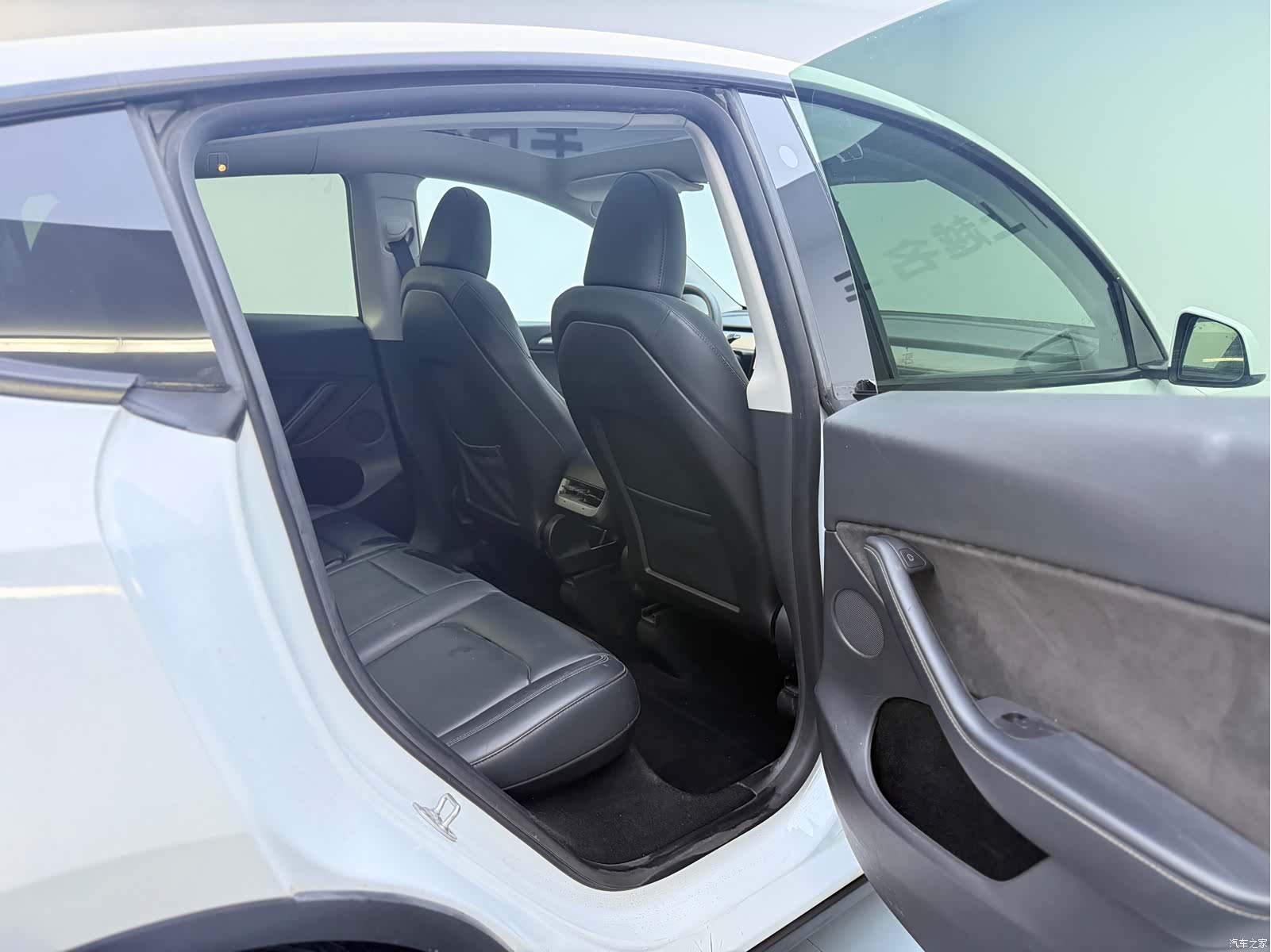 Tesla Model Y, 2023 15