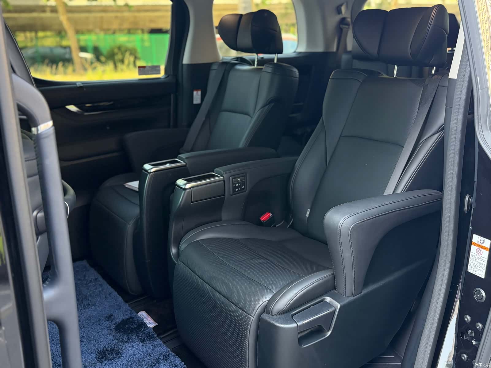 Toyota Vellfire, 2022 11