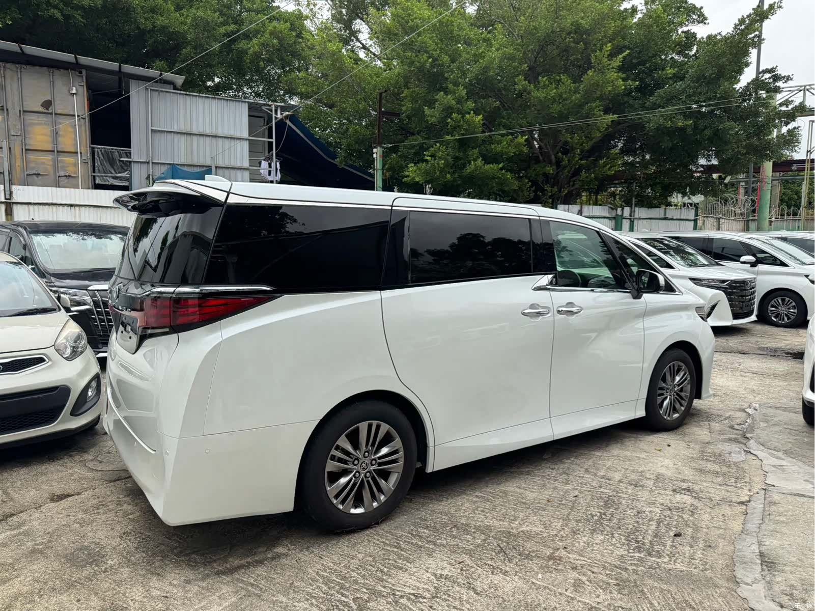 Toyota Alphard, 2026 все фото