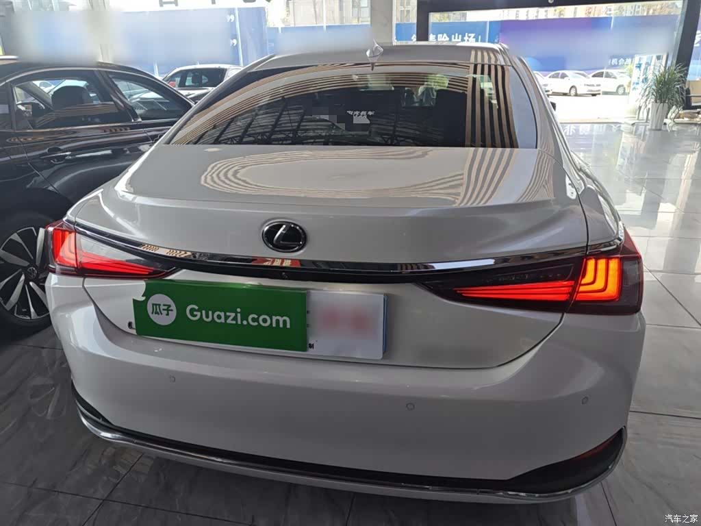 Lexus ES, 2023 4
