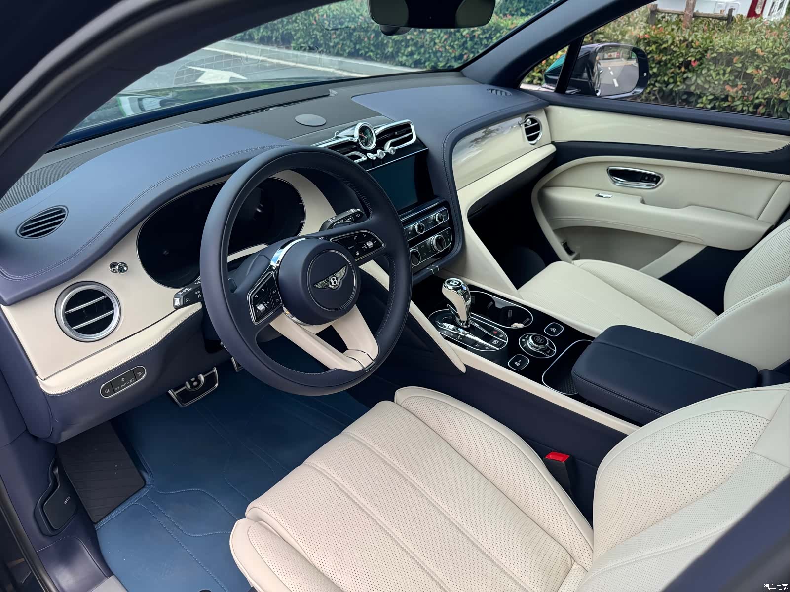 Bentley Bentayga, 2024 4