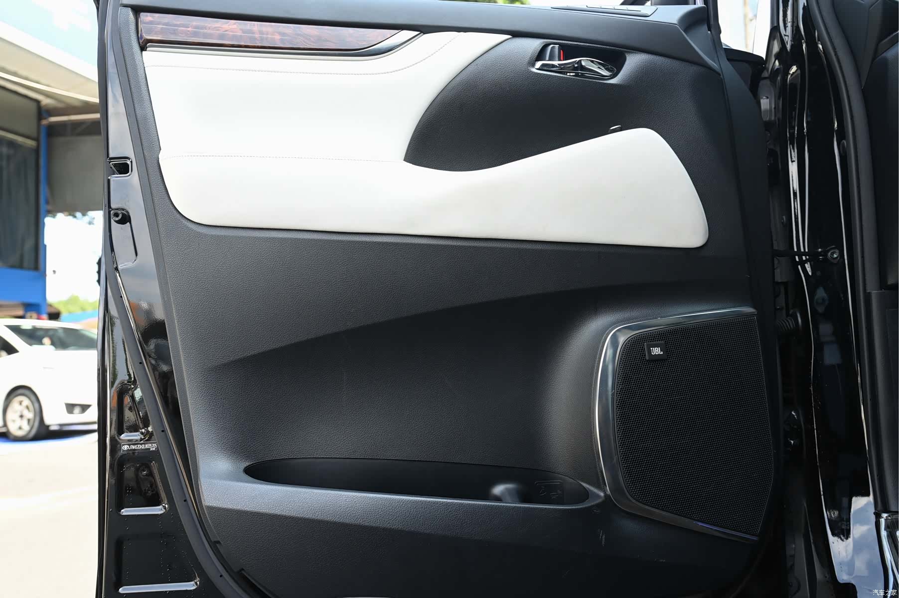 Toyota Alphard, 2022 11