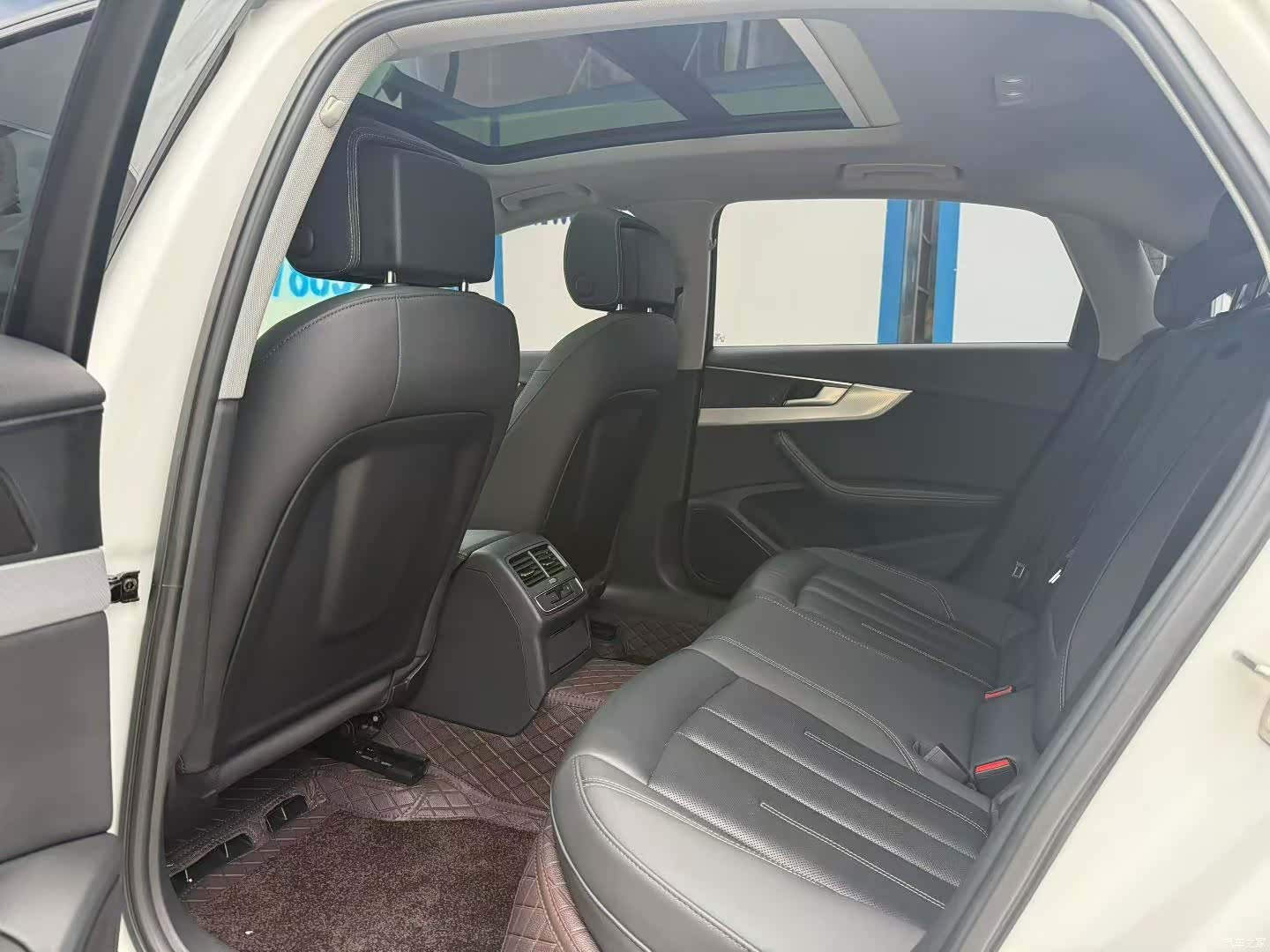 Audi A4L, 2020 все фото