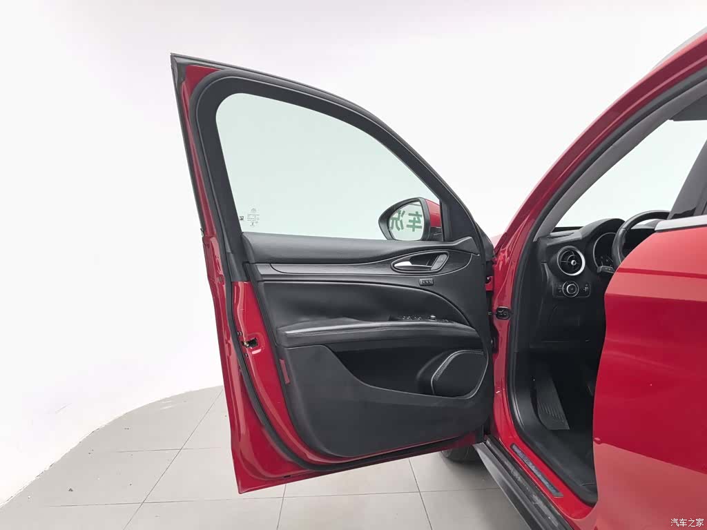 Alfa Romeo Stelvio, 2017 8