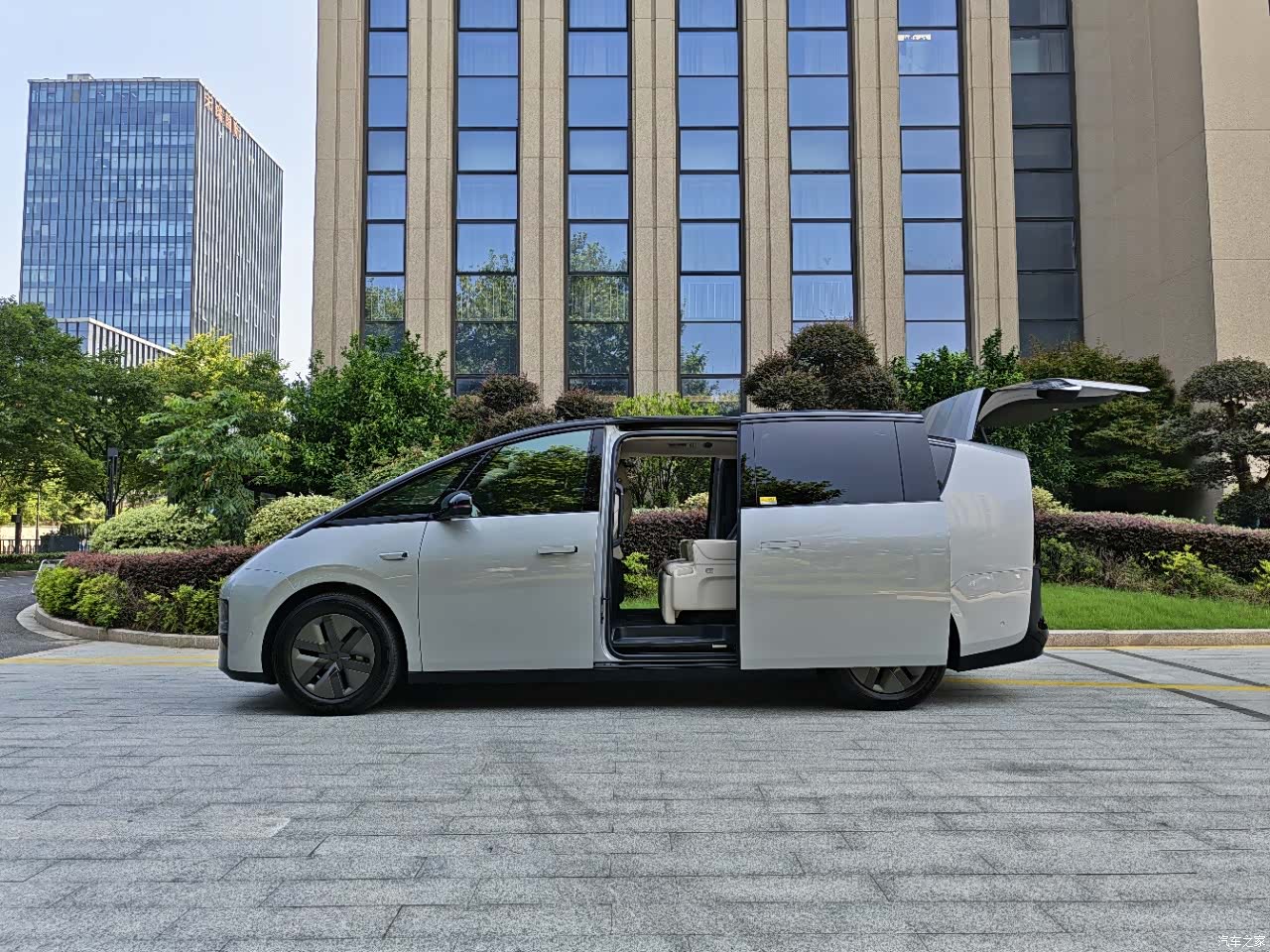 Li Auto MEGA, 2025 3