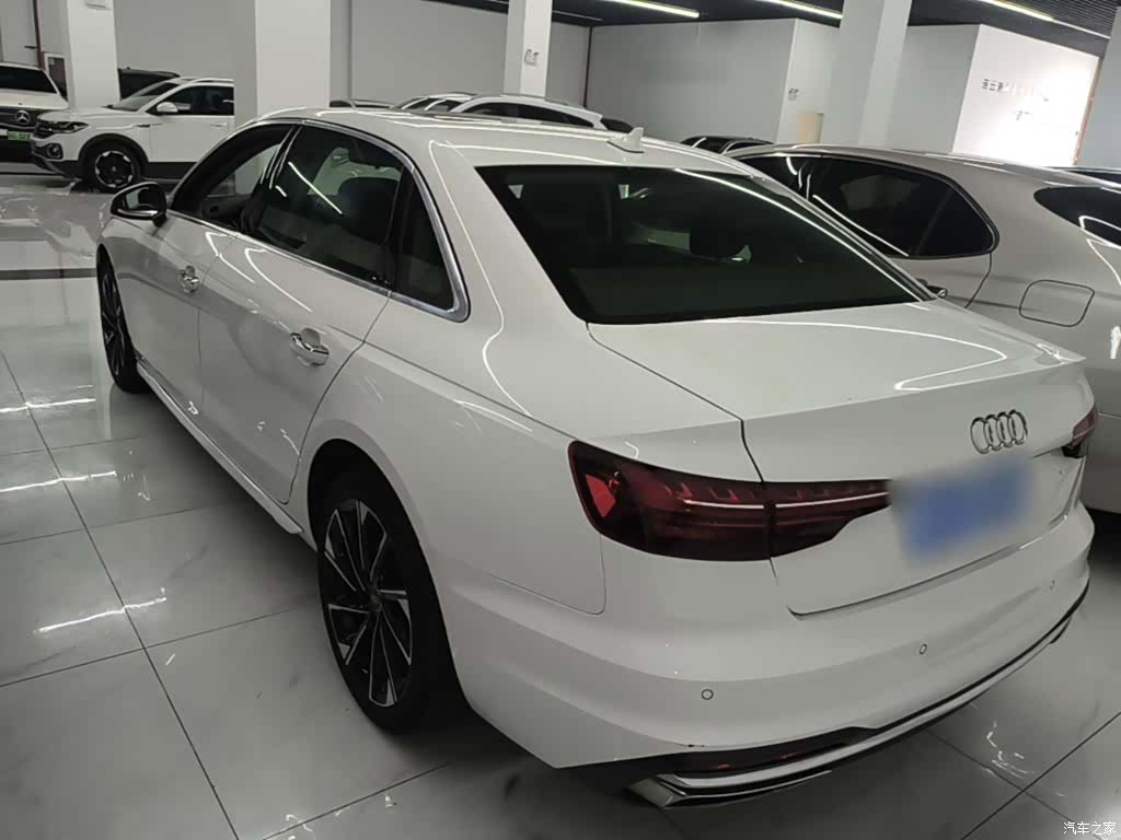 Audi A4L, 2022 все фото