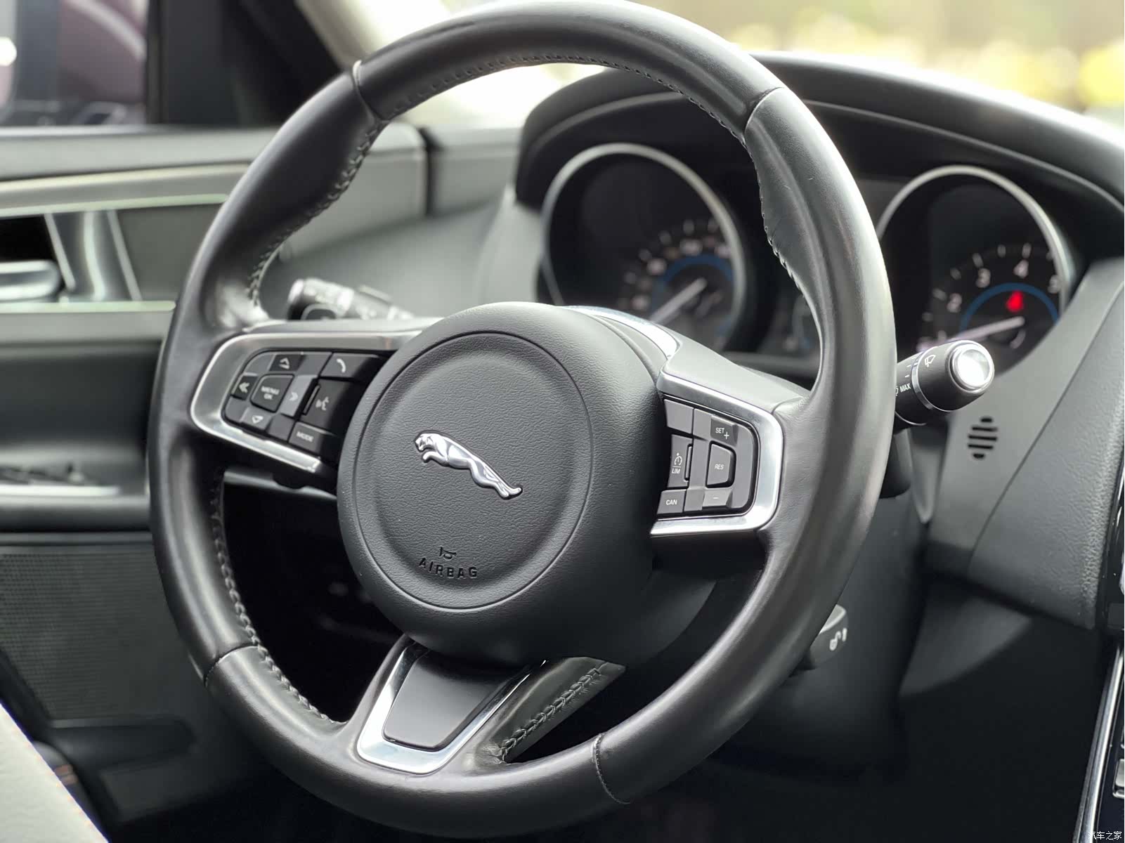 Land Rover XEL, 2019 14