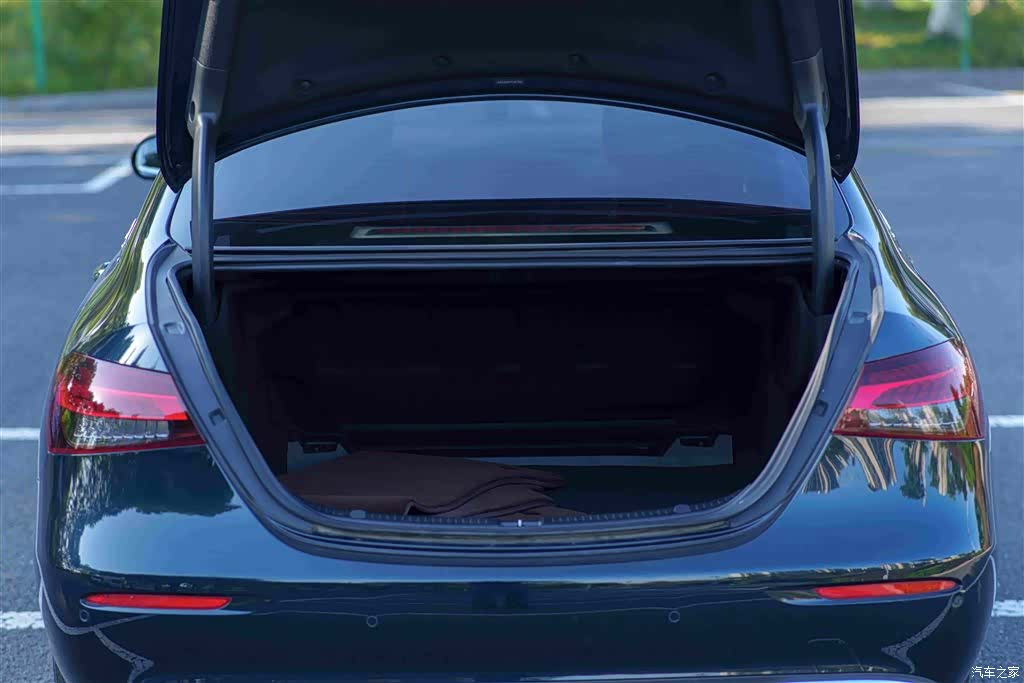 Mercedes-Benz E-Class, 2022 10