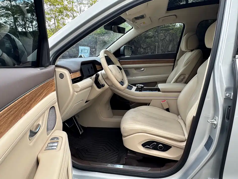 AITO Ask the world M7